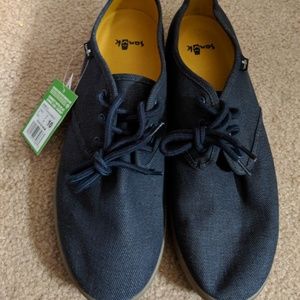 Comfortable tennis shoes